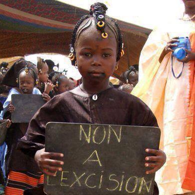 Fille tenant un panneau 'Non à l'excision"