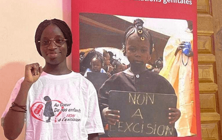 photo d'une fille portant le tshirt de l'association, à côté d'une photo d'une petite fille qui porte une ardoise mentionnant "non à l'excision"